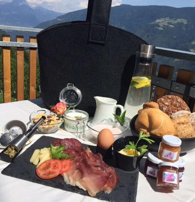 Frühstückskorb mit hofeigenen & regionalen Produkten